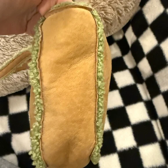 CHANEL Tan and Green Leather Tote - Picture 5 of 9